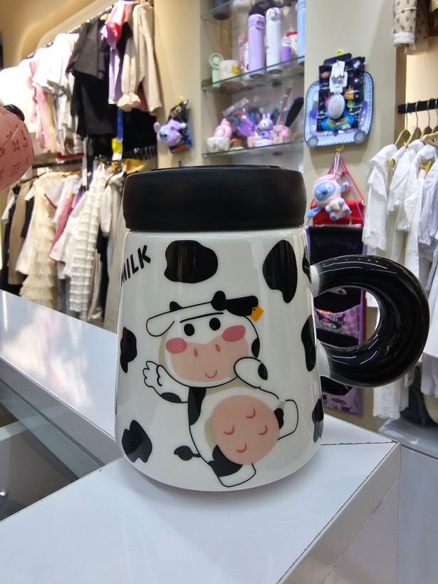 ماگ سرامیکی ۳۰۰ میلیلیتر CUTE COW طرح گاوی با درب پیچی آینهای