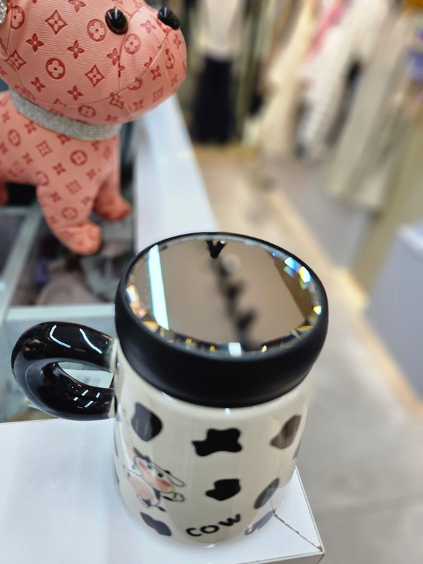 ماگ سرامیکی ۳۰۰ میلیلیتر CUTE COW طرح گاوی با درب پیچی آینهای