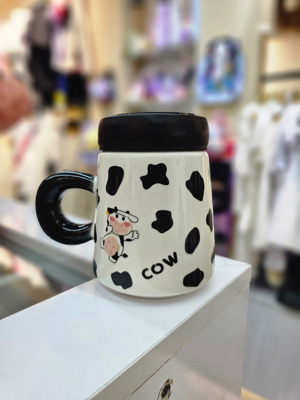 ماگ سرامیکی ۳۰۰ میلیلیتر CUTE COW طرح گاوی با درب پیچی آینهای