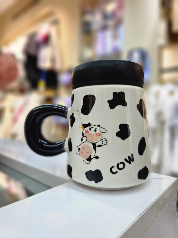ماگ سرامیکی ۳۰۰ میلیلیتر CUTE COW طرح گاوی با درب پیچی آینهای