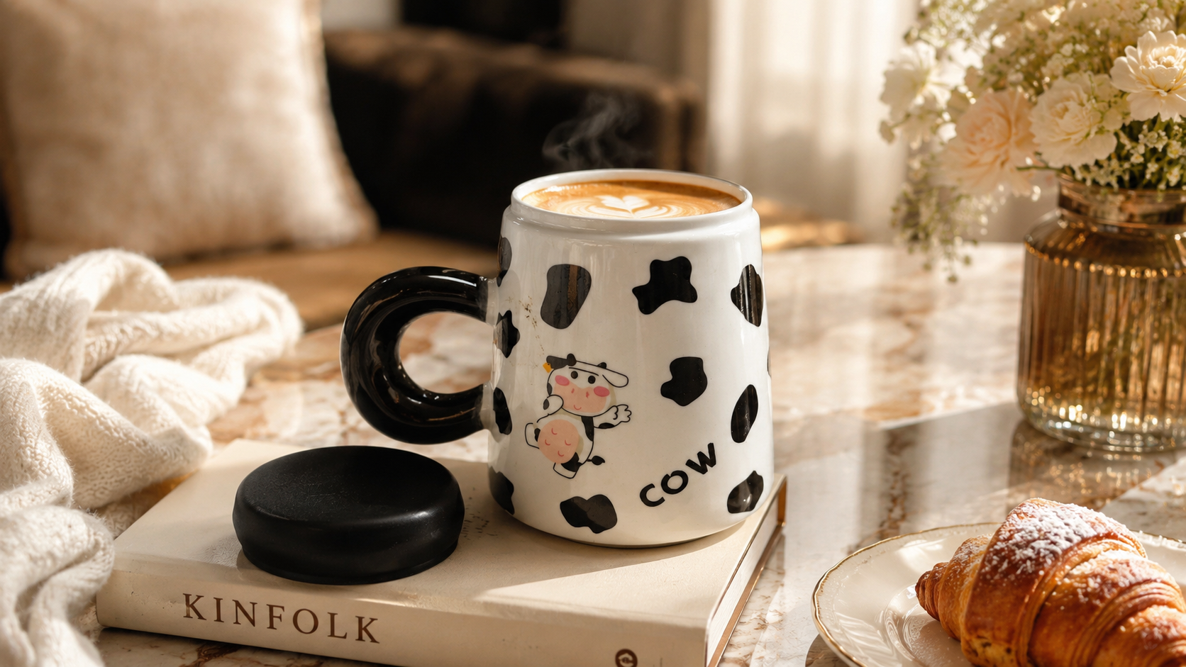 ماگ سرامیکی ۳۰۰ میلی‌لیتر CUTE COW طرح گاوی با درب پیچی آینه‌ای