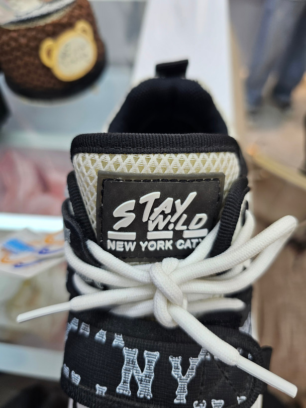 کتانی بچگانه اسپرت مشکی سفید NY مدل Stay Wild بنددار و چسبی