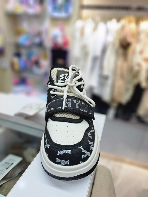 کتانی بچگانه اسپرت مشکی سفید NY مدل Stay Wild بنددار و چسبی