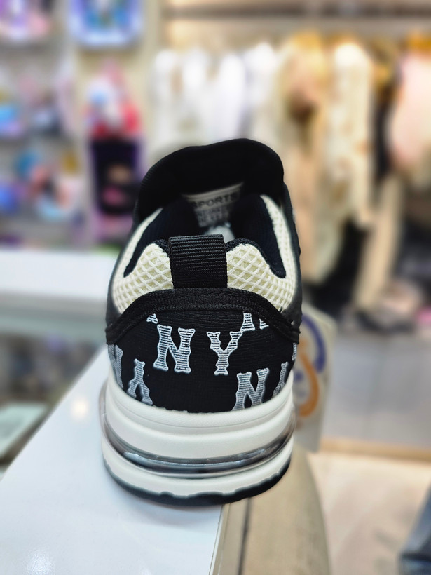 کتانی بچگانه اسپرت مشکی سفید NY مدل Stay Wild بنددار و چسبی
