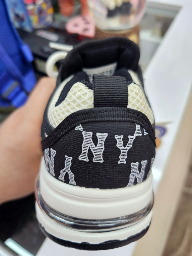 کتانی بچگانه اسپرت مشکی سفید NY مدل Stay Wild بنددار و چسبی