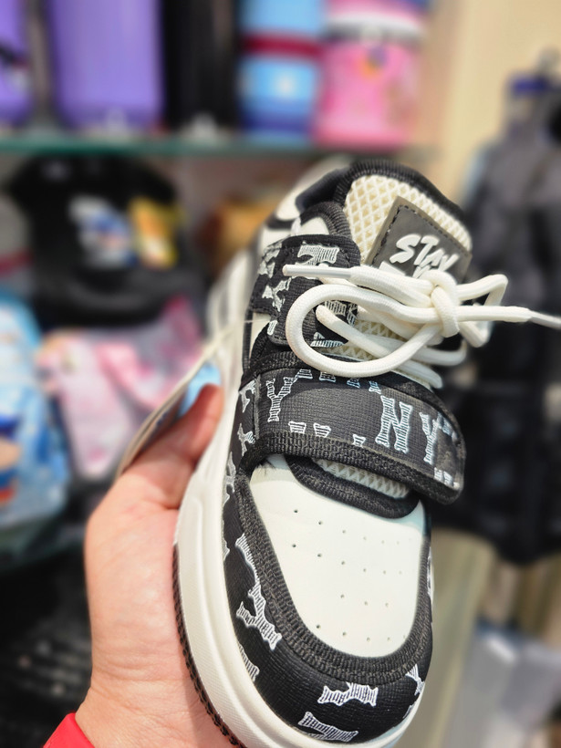 کتانی بچگانه اسپرت مشکی سفید NY مدل Stay Wild بنددار و چسبی