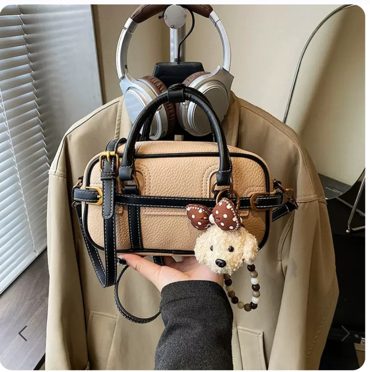 کیف دستی زنانه و دخترانه وارداتی چرم PU با کیفیت بالا مدل نسکافهای همراه با آویز چارم بگ
