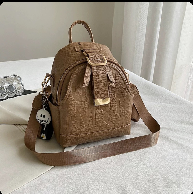 کیف کولهای و دوشی مینی دخترانه و زنانه وارداتی مدل لتر لوپ، چرم PU با طرح حروف برجسته، بند برزنتی، رنگ کرم و کاراملی