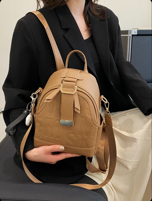 کیف کولهای و دوشی مینی دخترانه و زنانه وارداتی مدل لتر لوپ، چرم PU با طرح حروف برجسته، بند برزنتی، رنگ کرم و کاراملی