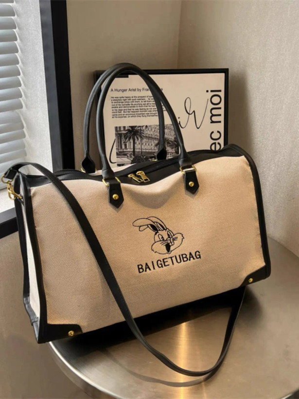 ساک ورزشی و سفری اسپرت وارداتی مدل ربیت کانواس (Rabbit Canvas)، کرم با جزئیات چرمی مشکی و قهوهای، دارای بند دوشی قابل تنظیم و آستر داخلی