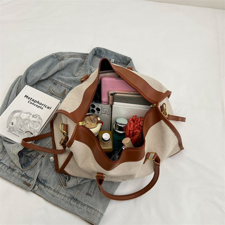 ساک ورزشی و سفری اسپرت وارداتی مدل ربیت کانواس (Rabbit Canvas)، کرم با جزئیات چرمی مشکی و قهوهای، دارای بند دوشی قابل تنظیم و آستر داخلی